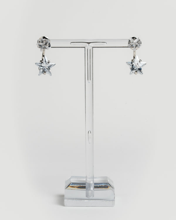 Orecchini con piccolo pendente prezioso a forma di stella