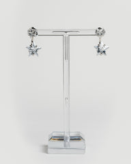 Orecchini con piccolo pendente prezioso a forma di stella