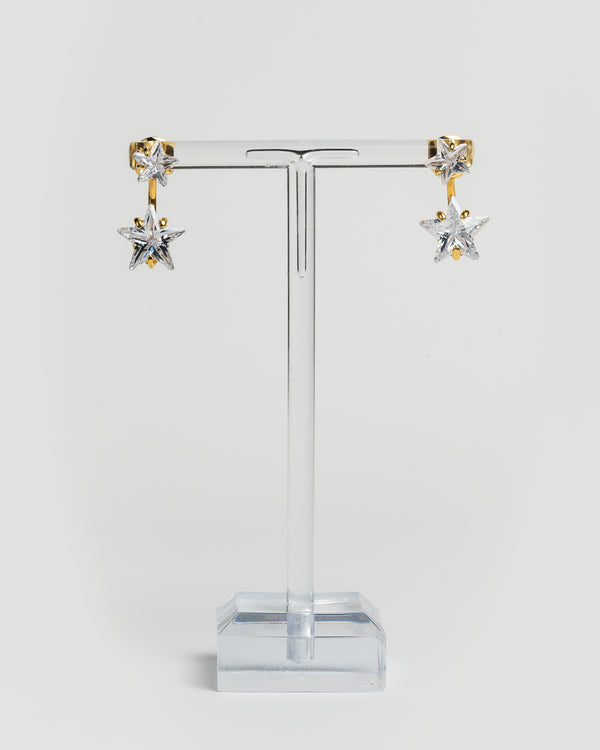 Orecchini con piccolo pendente prezioso a forma di stella