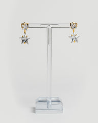 Orecchini con piccolo pendente prezioso a forma di stella