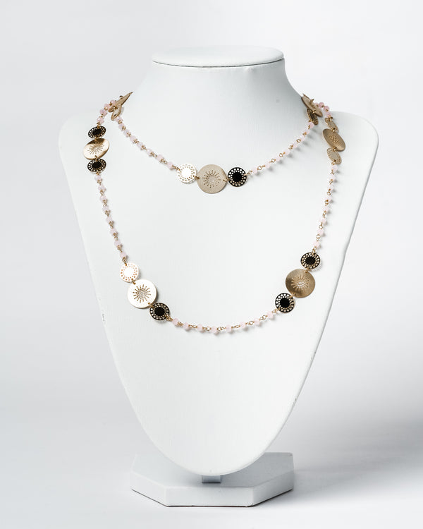 Collana dorata con pietre rosa