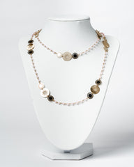 Collana dorata con pietre rosa