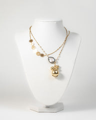 Collana dorata con ciondolo a campanella