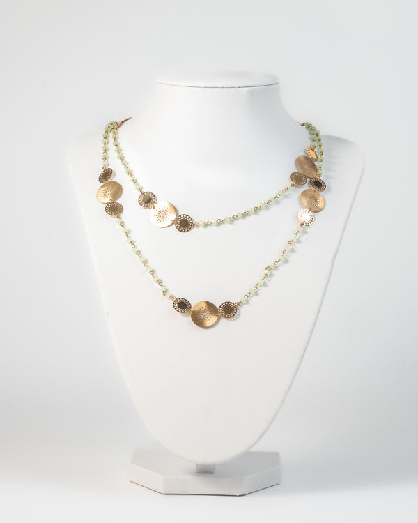 Collana dorata con pietre verdi