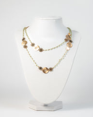 Collana dorata con pietre verdi